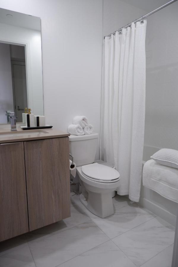 Modern Luxury Waterfront Condo Mississauga Exterior photo